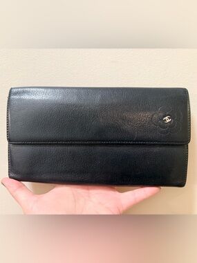 *Stunning* CHANEL Camellia - Leather Long Wallet
